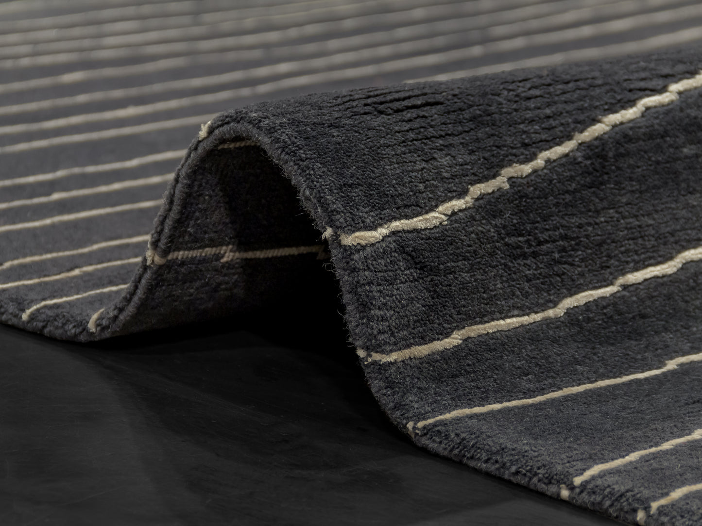 846 - Modern Handmade Wool And Silk Indian Nepal Carpet