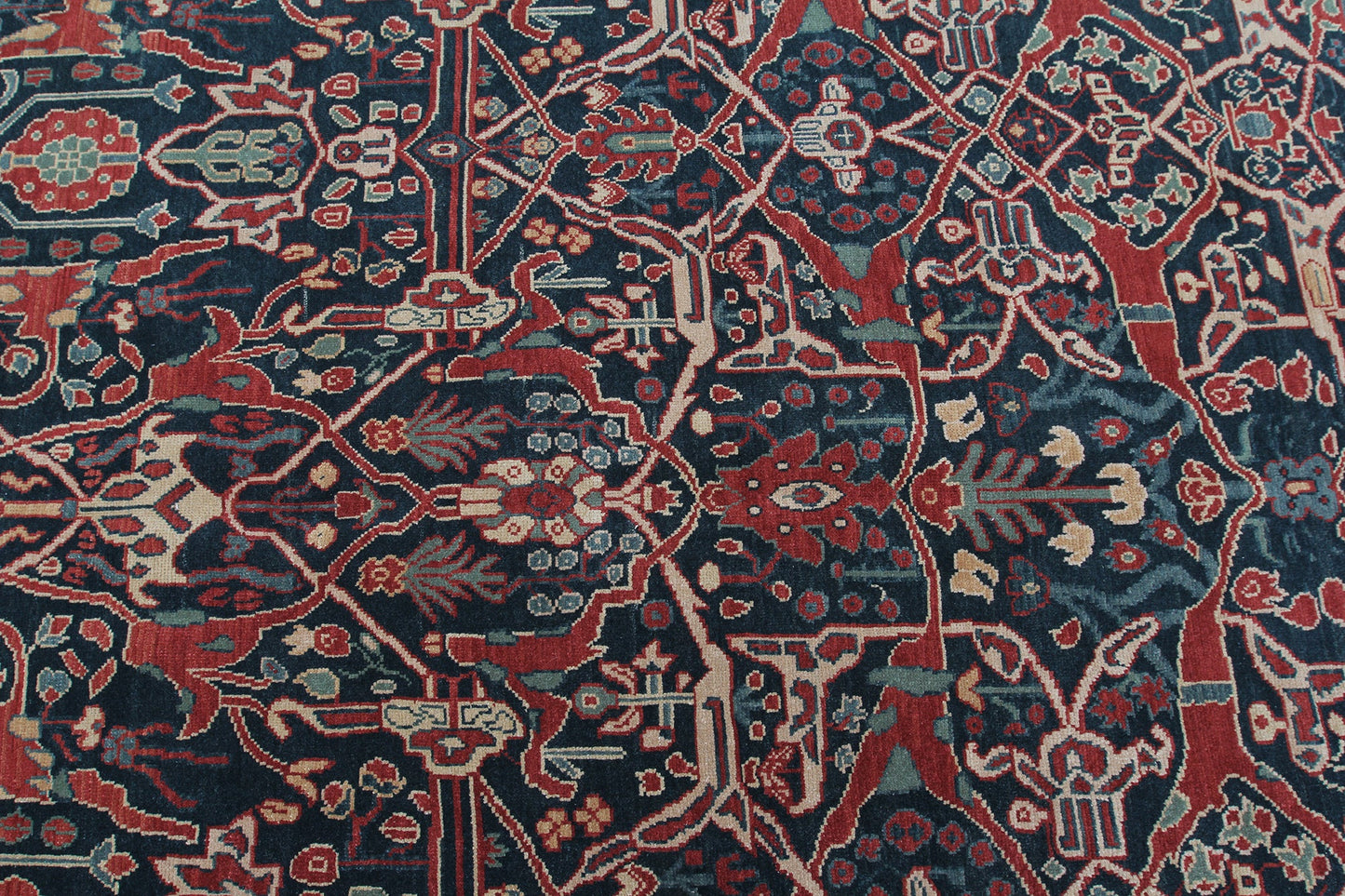 Traditional Handmade Wool Area Rug with A floral Pattern