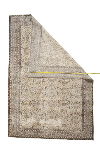 Vintage Wool Rug With a Traditional Floral Design